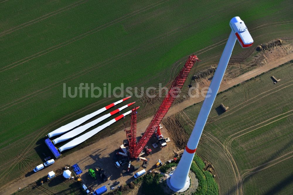 Prenzlau aus der Vogelperspektive: Bau eines Windrades bei Prenzlau im Bundesland Brandenburg