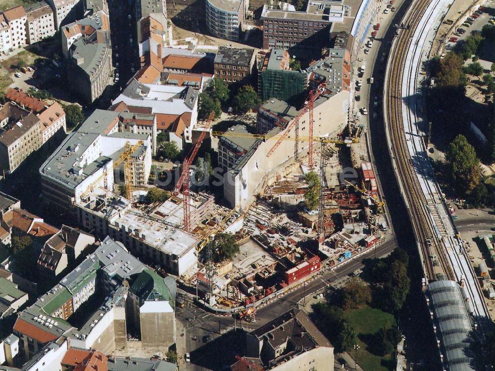 Berlin - Prenzlauer Berg von oben - Bau eines Wohn und Geschäftshauses am S - Bahnhof Hackischer Markt gegenüber der Hackischen Höfe. 19.09.1997