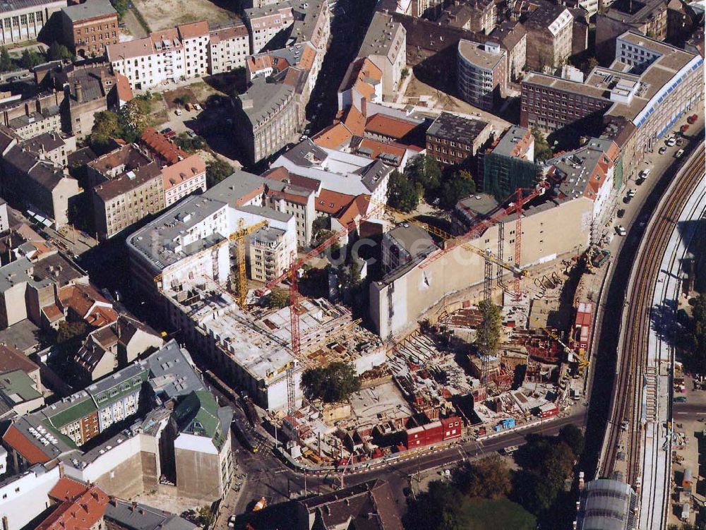 Berlin - Prenzlauer Berg aus der Vogelperspektive: Bau eines Wohn und Geschäftshauses am S - Bahnhof Hackischer Markt gegenüber der Hackischen Höfe. 19.09.1997