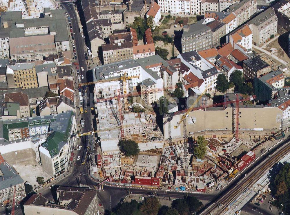 Luftbild Berlin - Prenzlauer Berg - Bau eines Wohn und Geschäftshauses am S - Bahnhof Hackischer Markt gegenüber der Hackischen Höfe. 19.09.1997