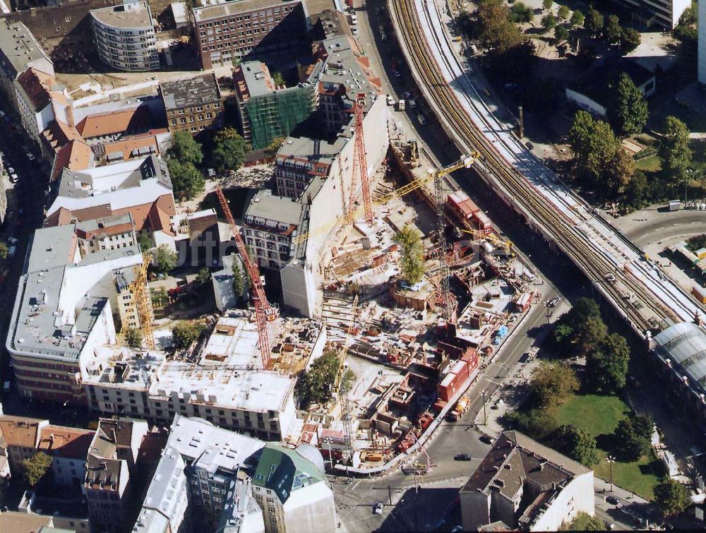 Luftaufnahme Berlin - Prenzlauer Berg - Bau eines Wohn und Geschäftshauses am S - Bahnhof Hackischer Markt gegenüber der Hackischen Höfe. 19.09.1997