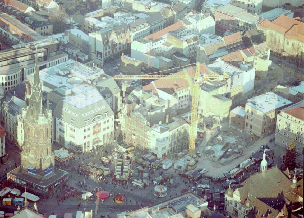 Halle / Saale von oben - Bau eines Wohn- und Geschäftshauses am Marktplatz von Halle / Saale. 10.12.02