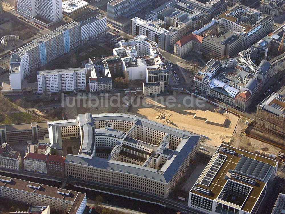 Berlin von oben - Bau eines Wohn- und Geschäftshauses/Hausvoigteiplatz in Berlin Mitte