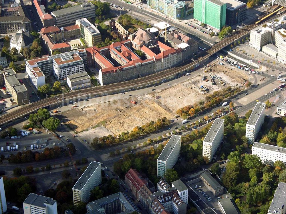 Berlin von oben - Bau eines Wohn-und Geschäftszentrums an der Dircksenstraße in Berlin-Mitte