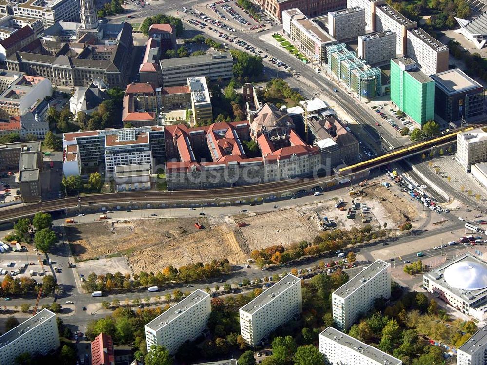 Berlin aus der Vogelperspektive: Bau eines Wohn-und Geschäftszentrums an der Dircksenstraße in Berlin-Mitte