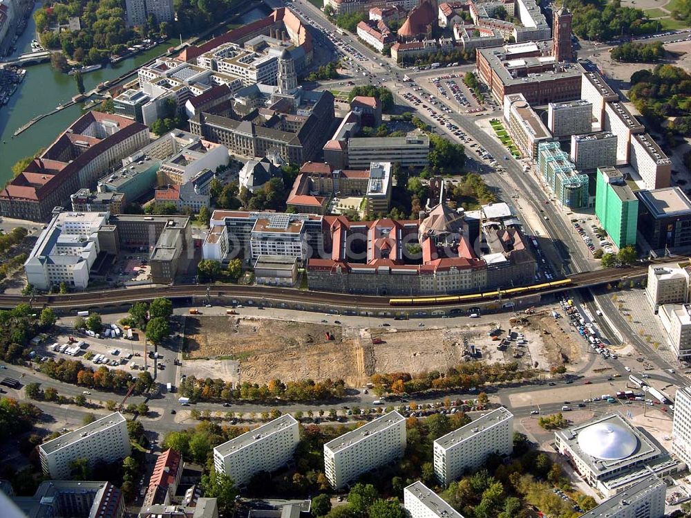 Luftbild Berlin - Bau eines Wohn-und Geschäftszentrums an der Dircksenstraße in Berlin-Mitte