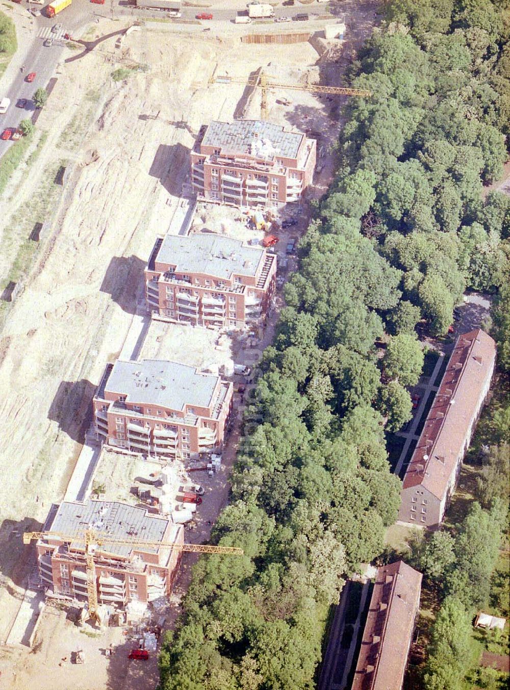 Luftaufnahme Berlin - Marzahn - Bau des Wohnparks am Blumberger Damm in Berlin-Marzahn.