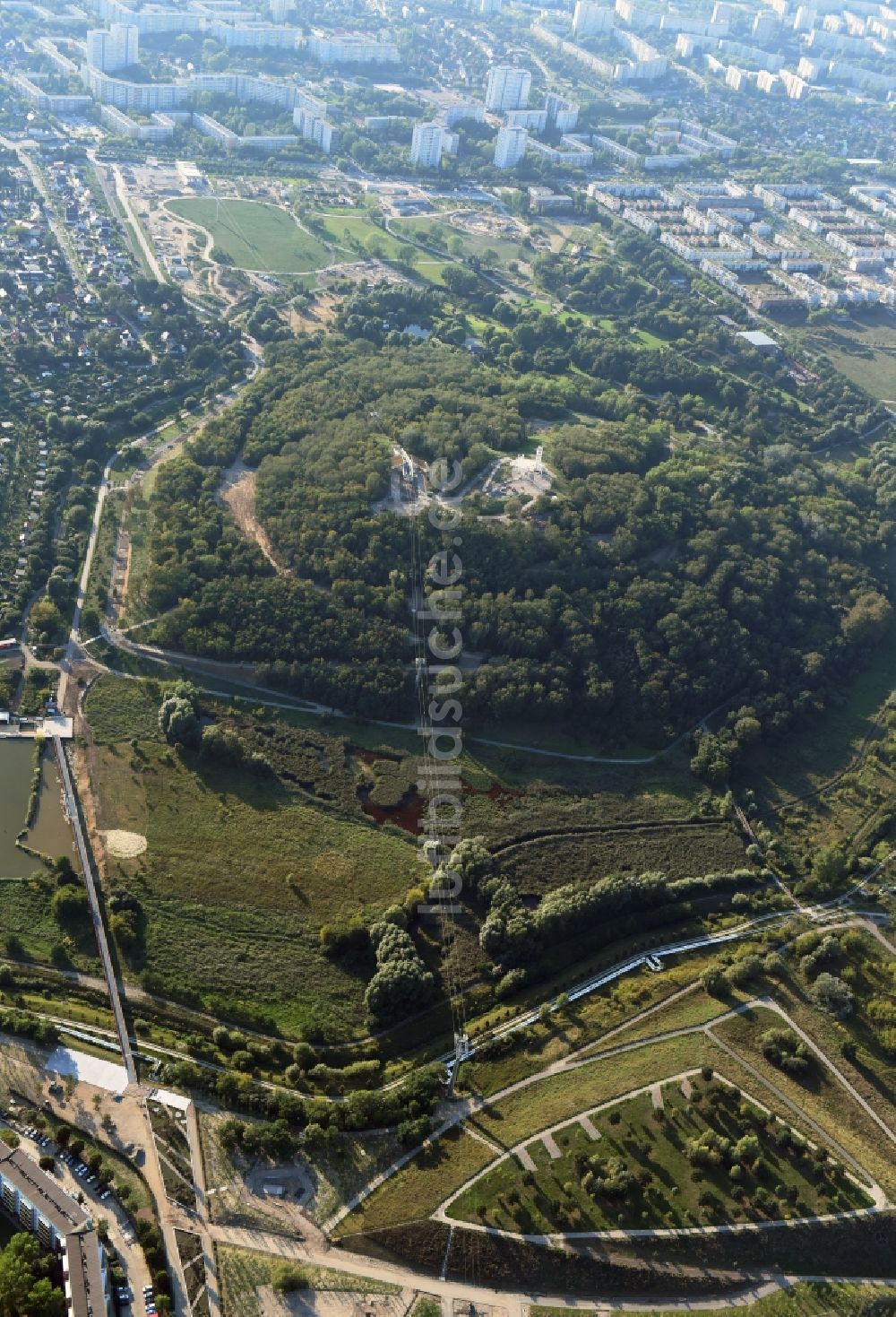 Berlin von oben - Bauarbeiten an der Besucherplattform Wolkenhain am Geländes der IGA 2017 im Bezirk Marzahn-Hellersdorf in Berlin