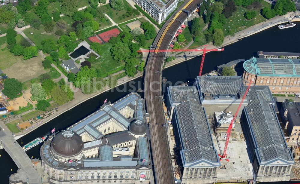 Berlin Mitte aus der Vogelperspektive: Bauarbeiten am Bodemuseum mit dem Pergamonaltar auf der Museumsinsel am Ufer der Spree in Berlin - Mitte