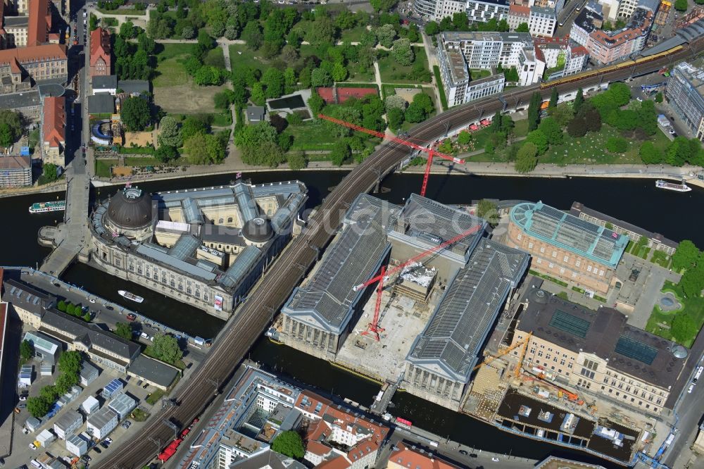 Luftaufnahme Berlin Mitte - Bauarbeiten am Bodemuseum mit dem Pergamonaltar auf der Museumsinsel am Ufer der Spree in Berlin - Mitte