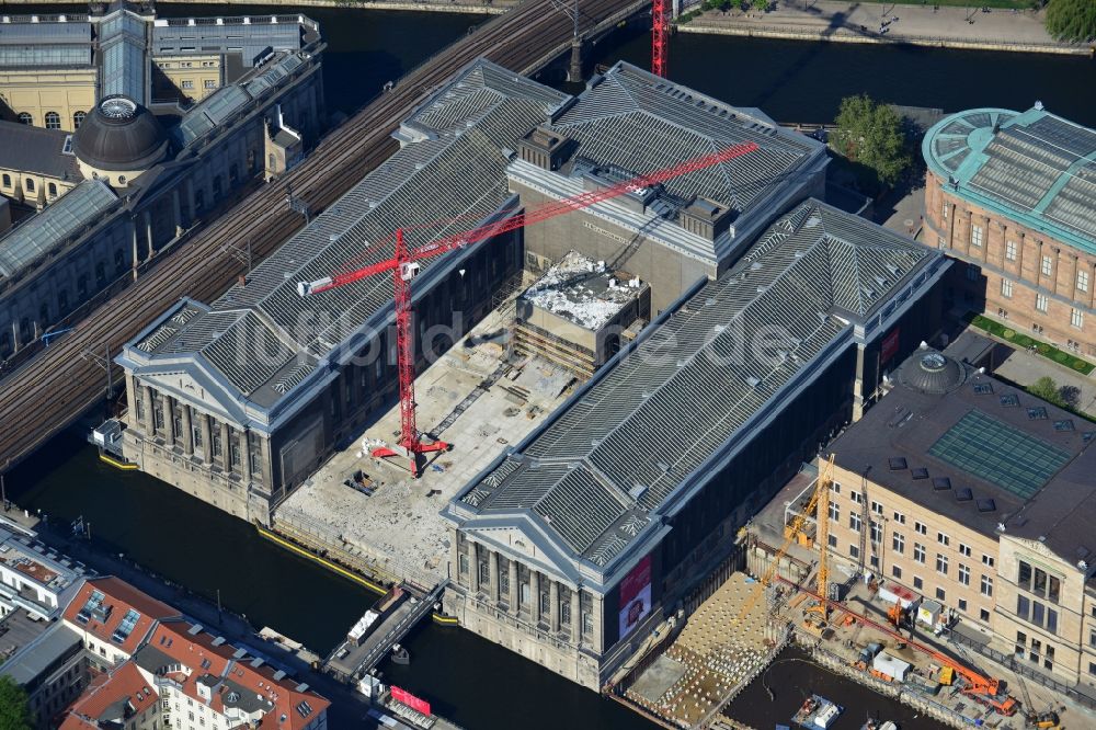 Berlin Mitte aus der Vogelperspektive: Bauarbeiten am Bodemuseum mit dem Pergamonaltar auf der Museumsinsel am Ufer der Spree in Berlin - Mitte