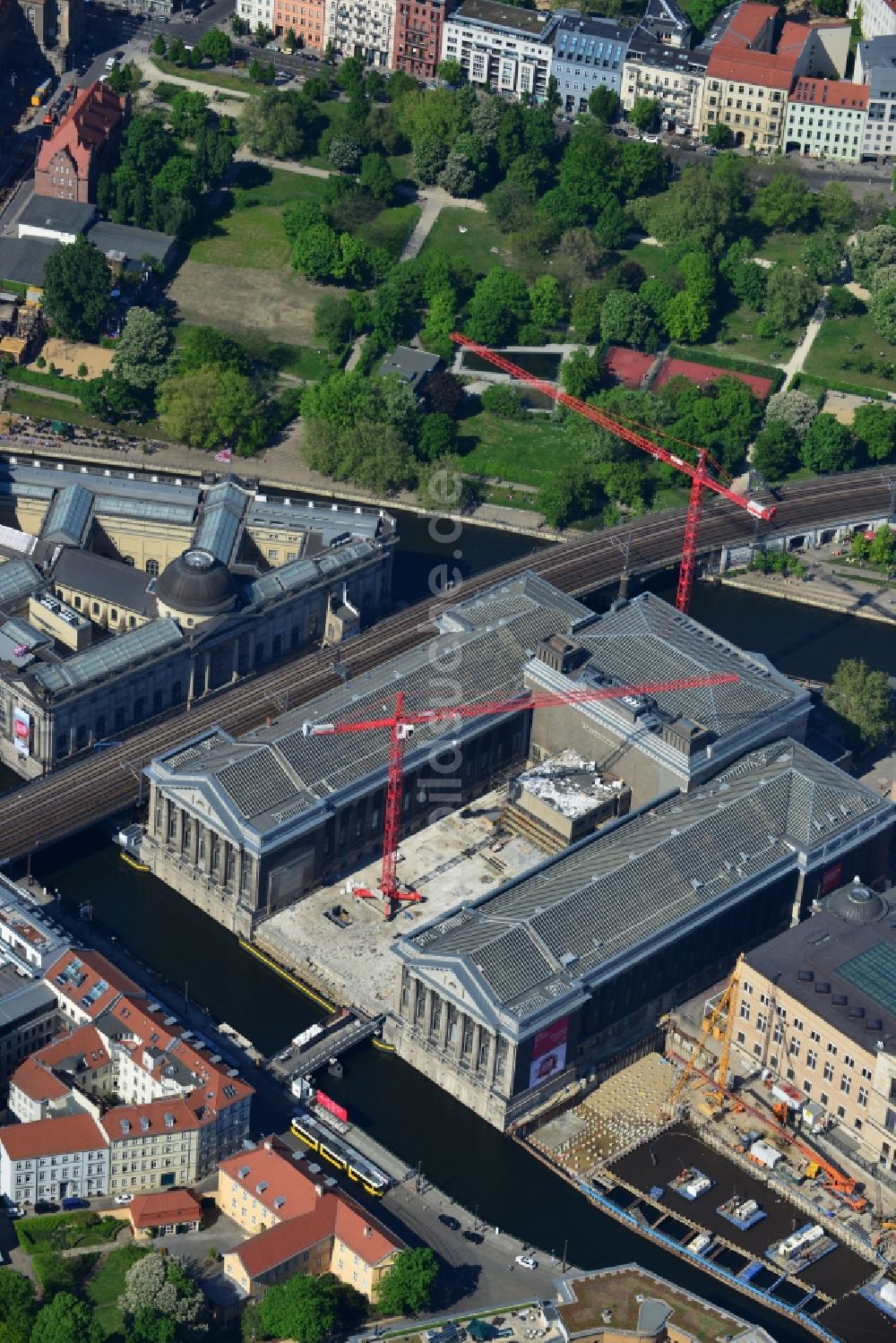 Luftbild Berlin Mitte - Bauarbeiten am Bodemuseum mit dem Pergamonaltar auf der Museumsinsel am Ufer der Spree in Berlin - Mitte