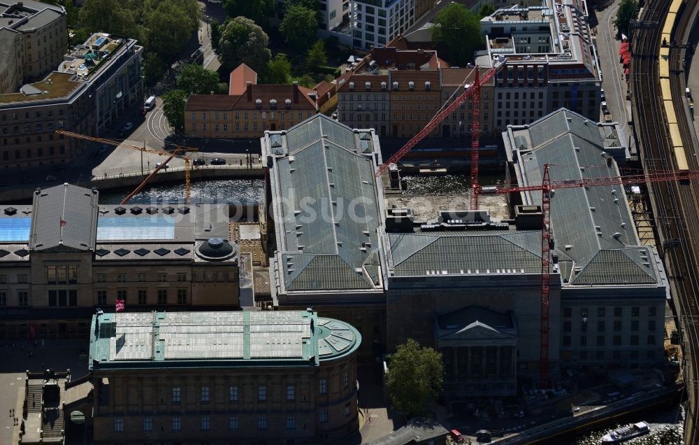 Luftaufnahme Berlin Mitte - Bauarbeiten am Bodemuseum mit dem Pergamonaltar auf der Museumsinsel am Ufer der Spree in Berlin - Mitte