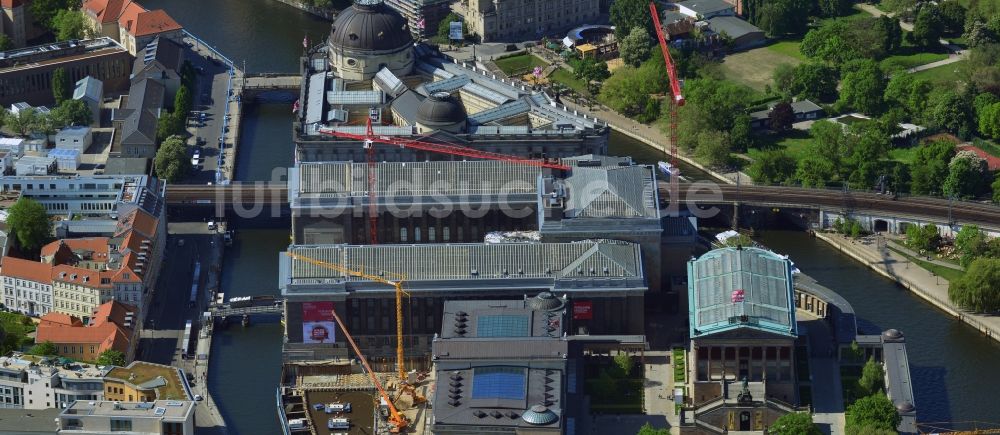 Berlin Mitte von oben - Bauarbeiten am Bodemuseum mit dem Pergamonaltar auf der Museumsinsel am Ufer der Spree in Berlin - Mitte