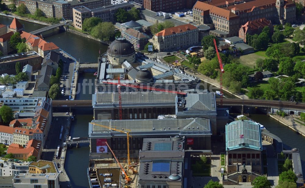 Berlin Mitte aus der Vogelperspektive: Bauarbeiten am Bodemuseum mit dem Pergamonaltar auf der Museumsinsel am Ufer der Spree in Berlin - Mitte