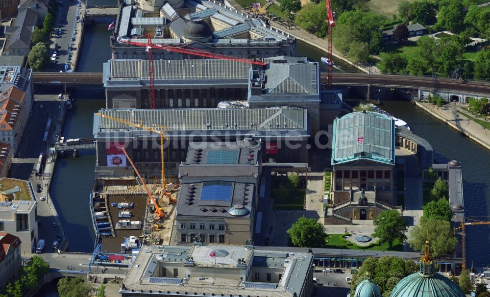 Luftbild Berlin Mitte - Bauarbeiten am Bodemuseum mit dem Pergamonaltar auf der Museumsinsel am Ufer der Spree in Berlin - Mitte