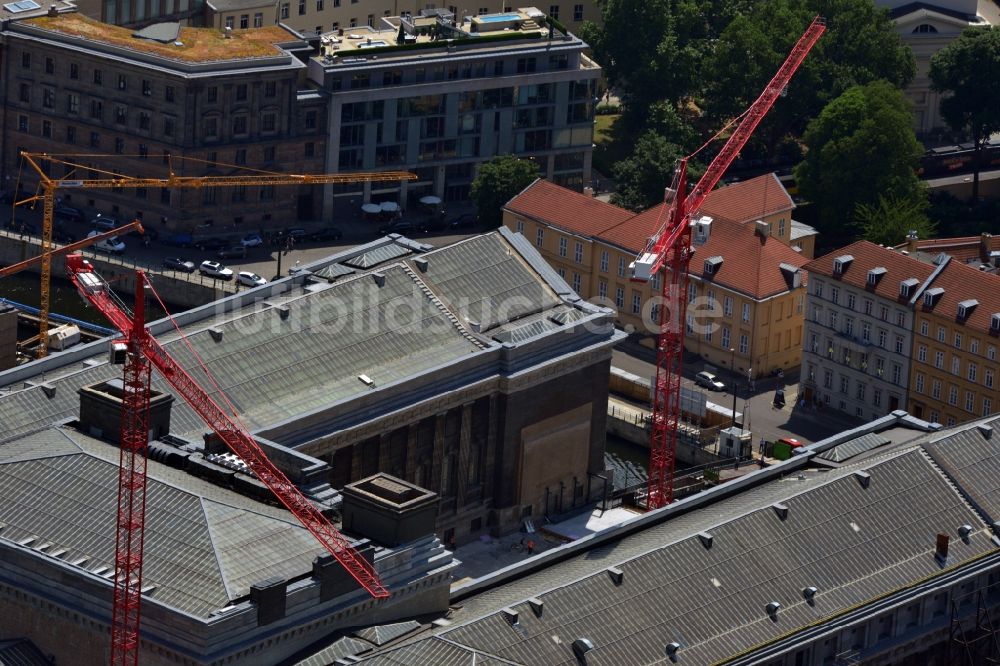 Berlin Mitte aus der Vogelperspektive: Bauarbeiten am Bodemuseum mit dem Pergamonaltar auf der Museumsinsel am Ufer der Spree in Berlin - Mitte