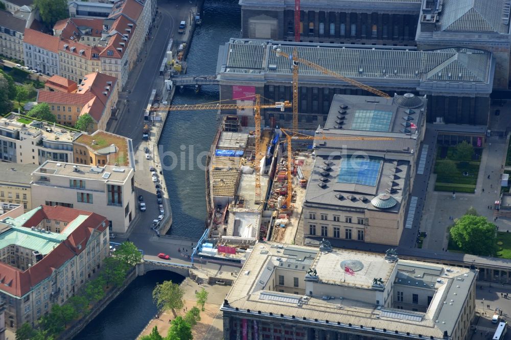 Berlin aus der Vogelperspektive: Bauarbeiten am Bodemuseum mit dem Pergamonaltar auf der Museumsinsel am Ufer der Spree in Berlin - Mitte