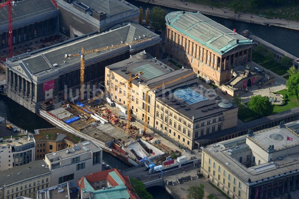 Luftaufnahme Berlin - Bauarbeiten am Bodemuseum mit dem Pergamonaltar auf der Museumsinsel am Ufer der Spree in Berlin - Mitte