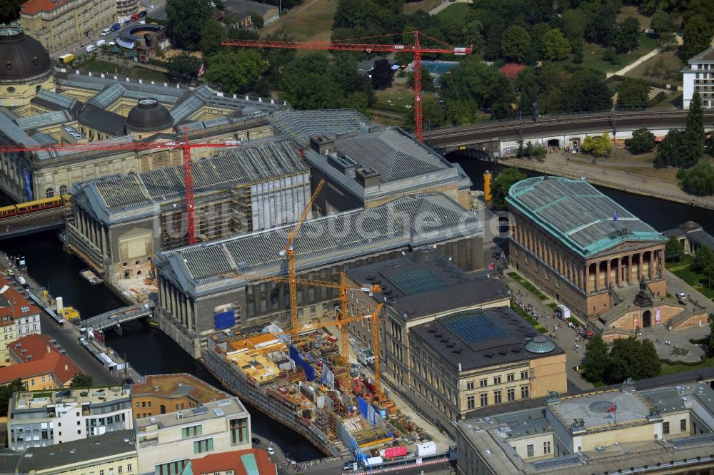 Berlin von oben - Bauarbeiten am Bodemuseum mit dem Pergamonaltar auf der Museumsinsel am Ufer der Spree in Berlin - Mitte