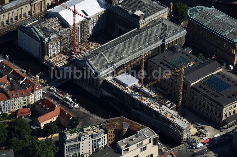 Berlin aus der Vogelperspektive: Bauarbeiten am Bodemuseum mit dem Pergamonaltar auf der Museumsinsel am Ufer der Spree in Berlin - Mitte