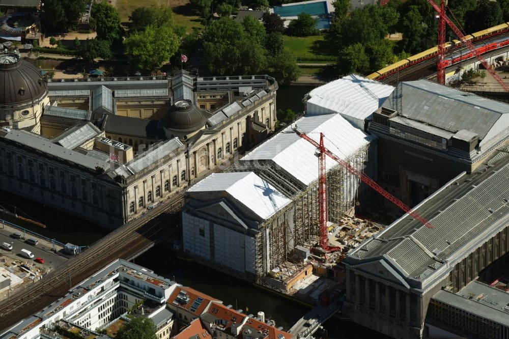 Berlin von oben - Bauarbeiten am Bodemuseum mit dem Pergamonaltar auf der Museumsinsel am Ufer der Spree in Berlin - Mitte