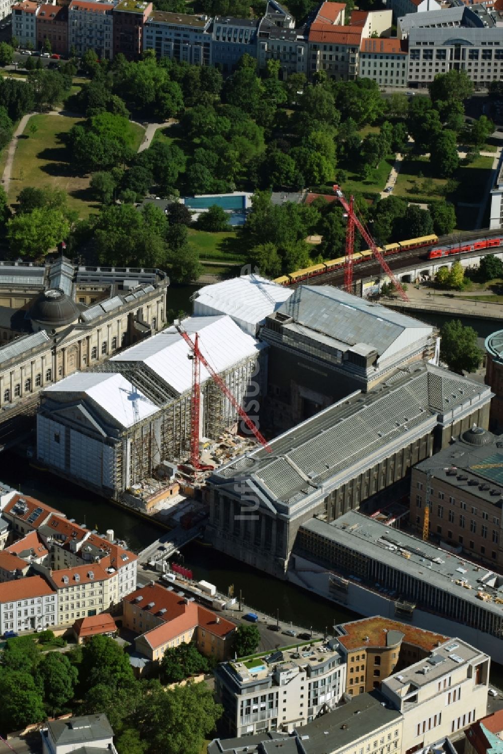 Luftbild Berlin - Bauarbeiten am Bodemuseum mit dem Pergamonaltar auf der Museumsinsel am Ufer der Spree in Berlin - Mitte