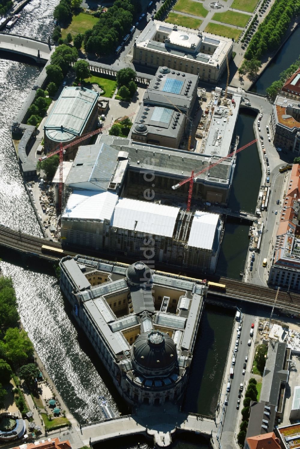 Luftbild Berlin - Bauarbeiten am Bodemuseum mit dem Pergamonaltar auf der Museumsinsel am Ufer der Spree in Berlin - Mitte