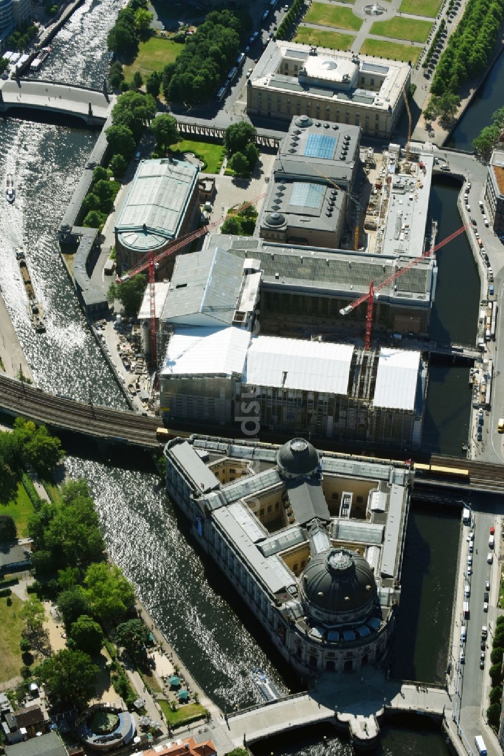 Luftaufnahme Berlin - Bauarbeiten am Bodemuseum mit dem Pergamonaltar auf der Museumsinsel am Ufer der Spree in Berlin - Mitte