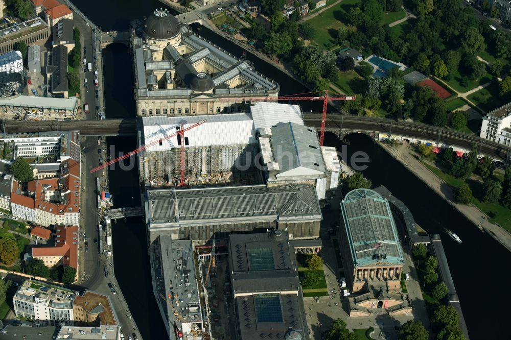 Luftbild Berlin - Bauarbeiten am Bodemuseum mit dem Pergamonaltar auf der Museumsinsel am Ufer der Spree in Berlin - Mitte