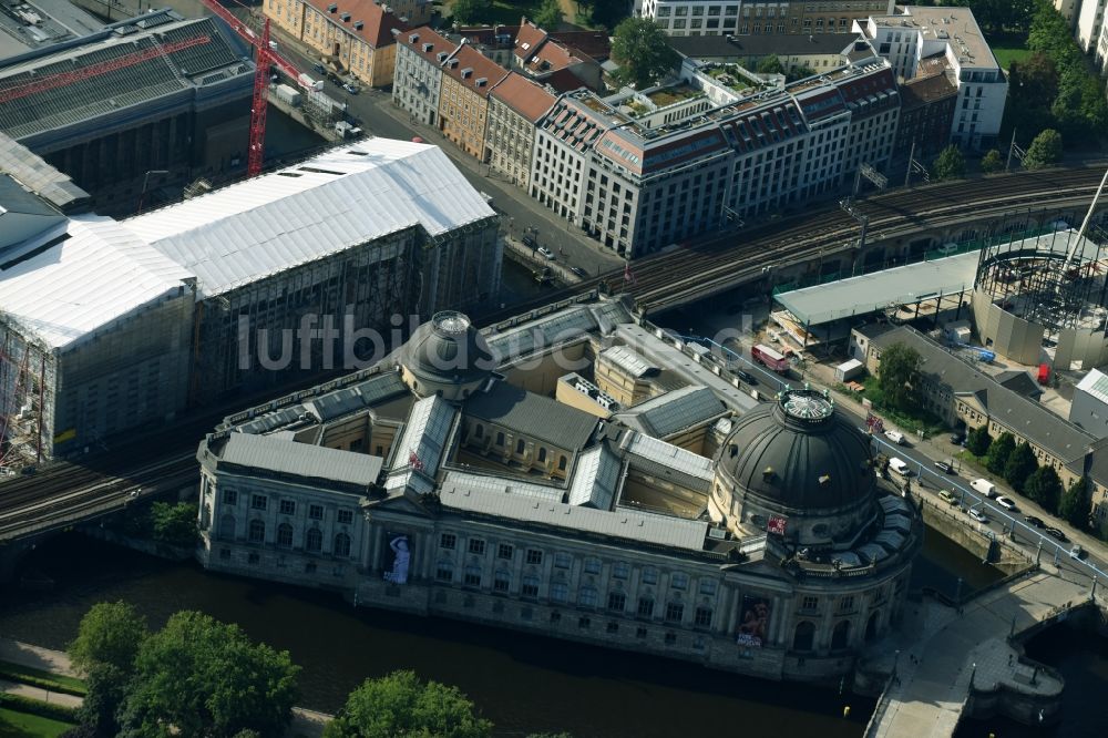 Luftbild Berlin - Bauarbeiten am Bodemuseum mit dem Pergamonaltar auf der Museumsinsel am Ufer der Spree in Berlin - Mitte