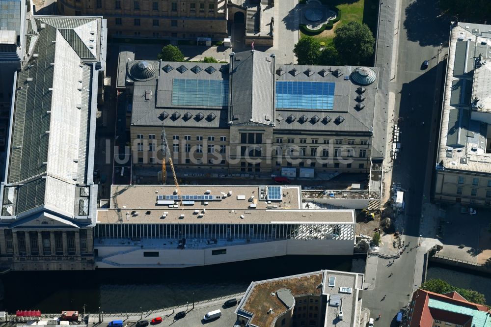 Luftbild Berlin - Bauarbeiten am Bodemuseum mit dem Pergamonaltar auf der Museumsinsel am Ufer der Spree in Berlin - Mitte