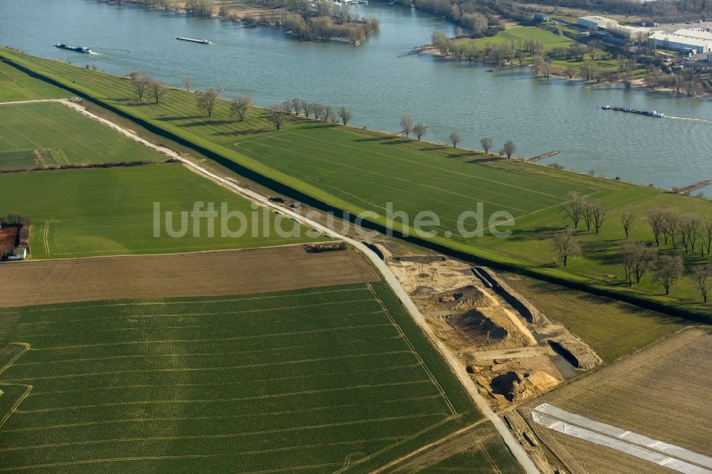 Duisburg aus der Vogelperspektive: Bauarbeiten an den Deichen von Ehingen am Ufer des Flußverlaufes des Rhein in Duisburg im Bundesland Nordrhein-Westfalen