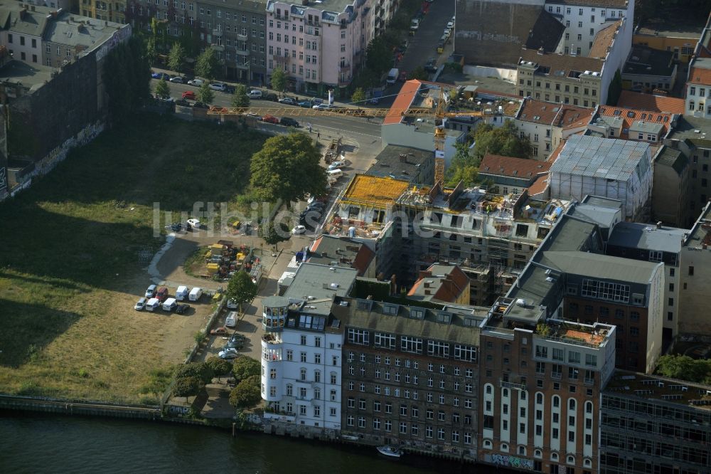 Berlin aus der Vogelperspektive: Bauarbeiten an einem Wohnblock an der Cuvrystraße im Wrangelkiez im Ortsteil Kreuzberg in Berlin