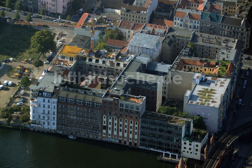 Luftbild Berlin - Bauarbeiten an einem Wohnblock an der Cuvrystraße im Wrangelkiez im Ortsteil Kreuzberg in Berlin