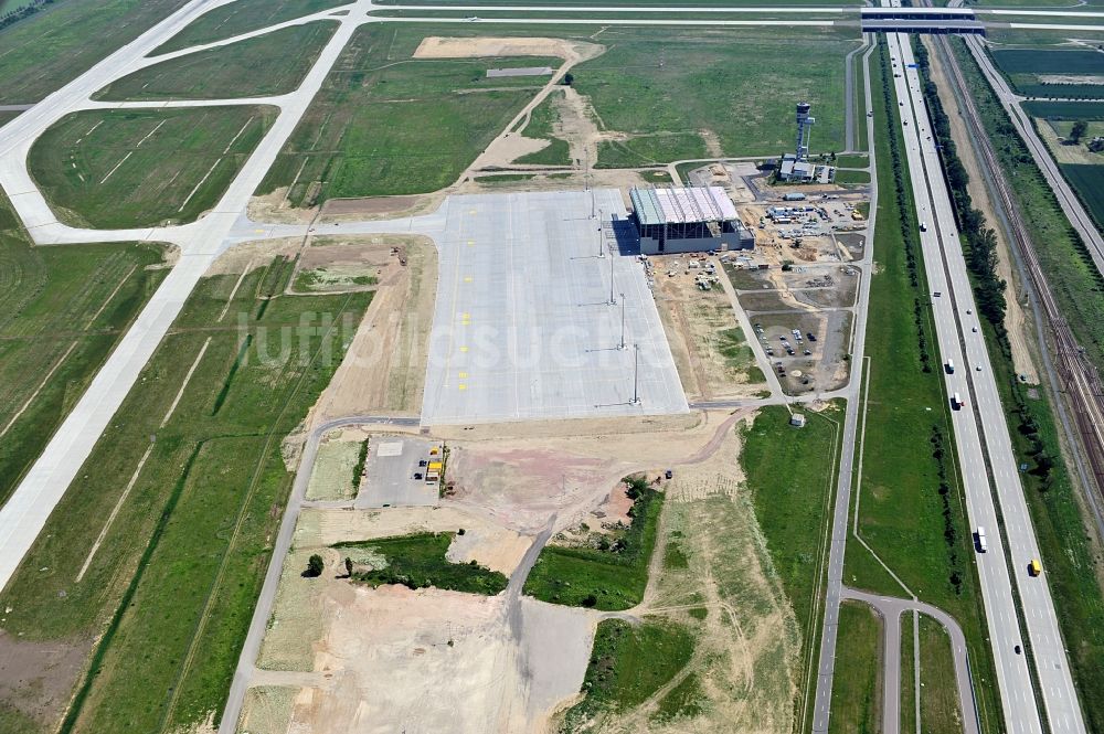 Luftbild Schkeuditz - Bauarbeiten auf dem Flughafen Leipzig-Halle in Schkeuditz in Sachsen