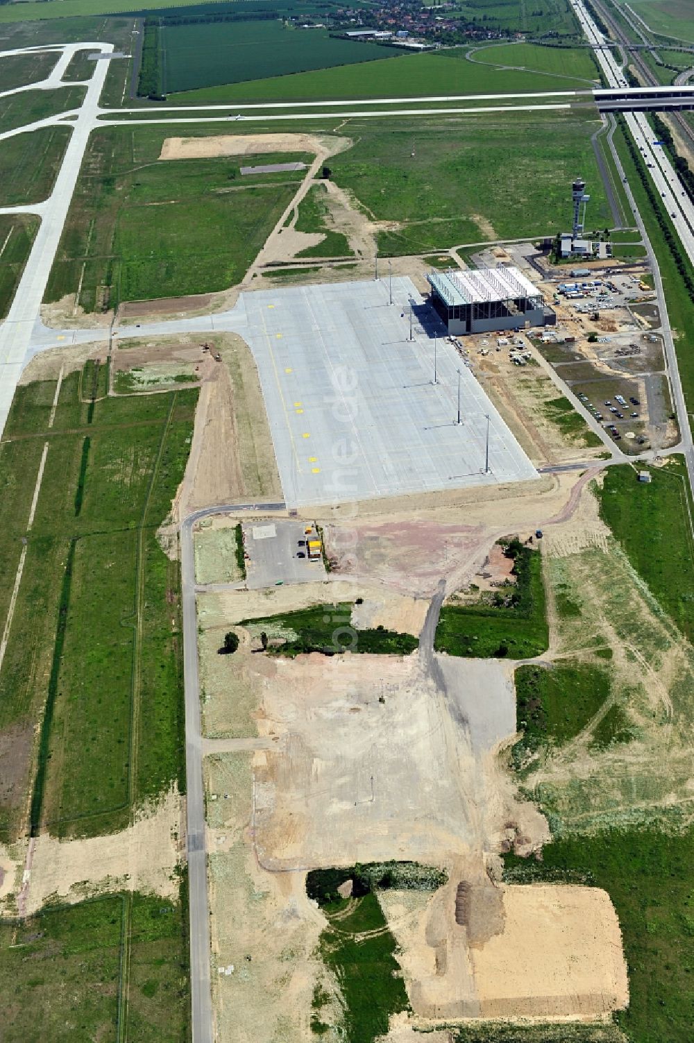 Luftaufnahme Schkeuditz - Bauarbeiten auf dem Flughafen Leipzig-Halle in Schkeuditz in Sachsen