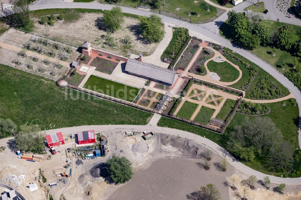 Berlin aus der Vogelperspektive: Bauarbeiten und Gartenanlage mit Rosengarten in den Gärten der Welt auf dem Gelände der IGA 2017 im Bezirk Marzahn-Hellersdorf in Berlin