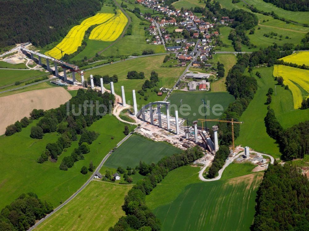 Luftaufnahme Grümpen - Bauarbeiten an der Grümpentalbrücke in Südthüringen im Bundesland Thüringen