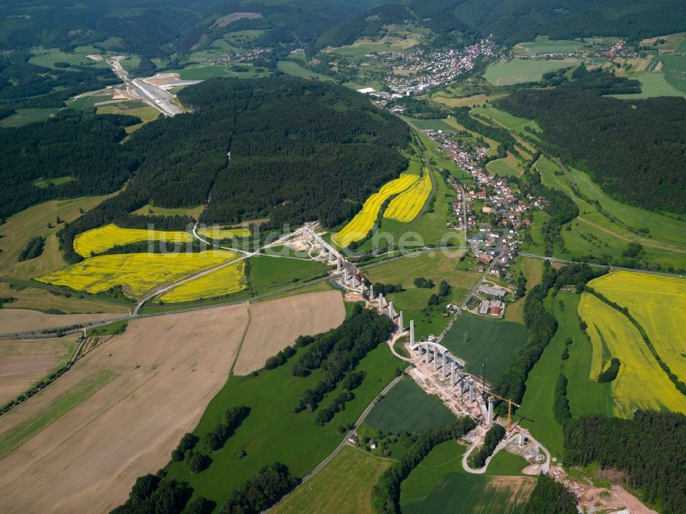 Grümpen von oben - Bauarbeiten an der Grümpentalbrücke in Südthüringen im Bundesland Thüringen