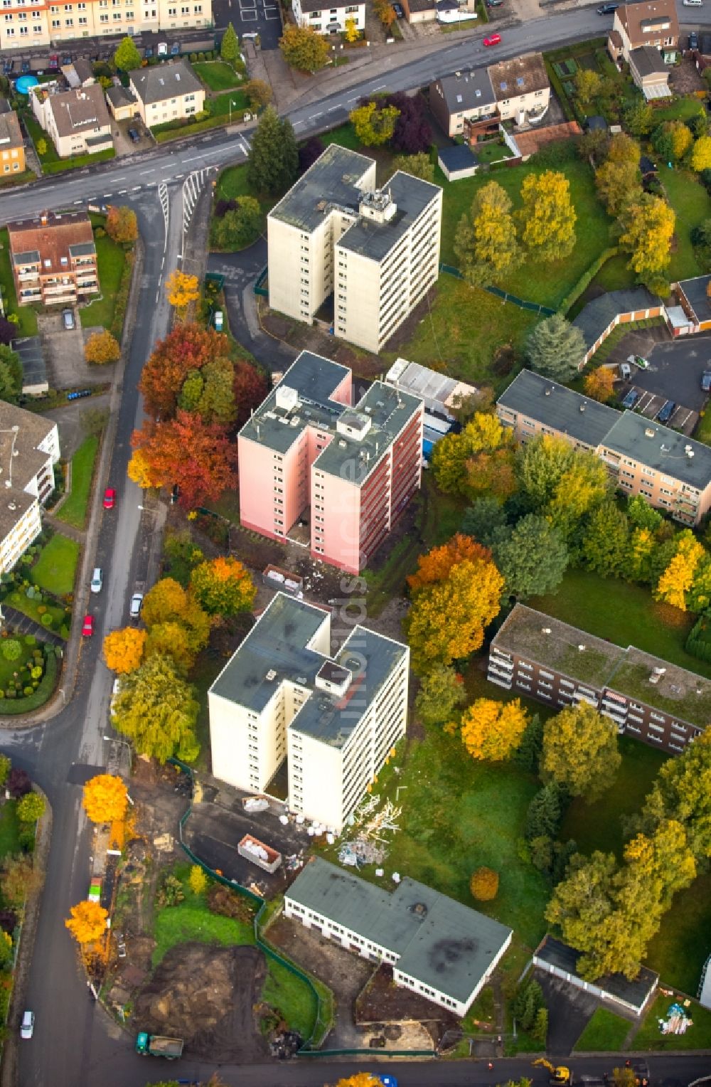 Luftbild Hamm - Bauarbeiten an halb-verfallenem Miets- und Wohn- Hochhäusern an der Waldenburger Straße in Hamm im Bundesland Nordrhein-Westfalen