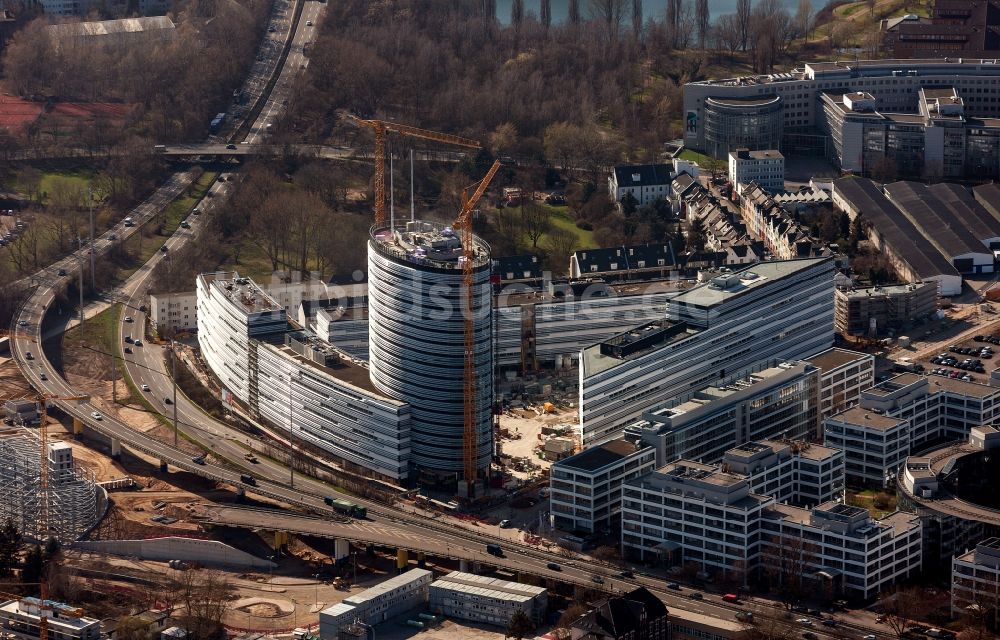 Luftaufnahme Düsseldorf - Bauarbeiten am Hochhaus Vodafone-Campus und am Heerdter Dreieckin Düsseldorf im Bundesland Nordrhein-Westfalen