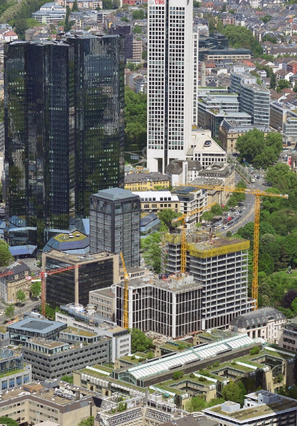 Frankfurt am Main von oben - Bauarbeiten an den Hochhäusern und Bürogebäuden der Taunusanlage in Frankfurt am Main im Bundesland Hessen