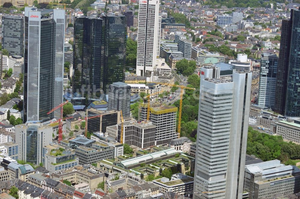 Frankfurt am Main aus der Vogelperspektive: Bauarbeiten an den Hochhäusern und Bürogebäuden der Taunusanlage in Frankfurt am Main im Bundesland Hessen