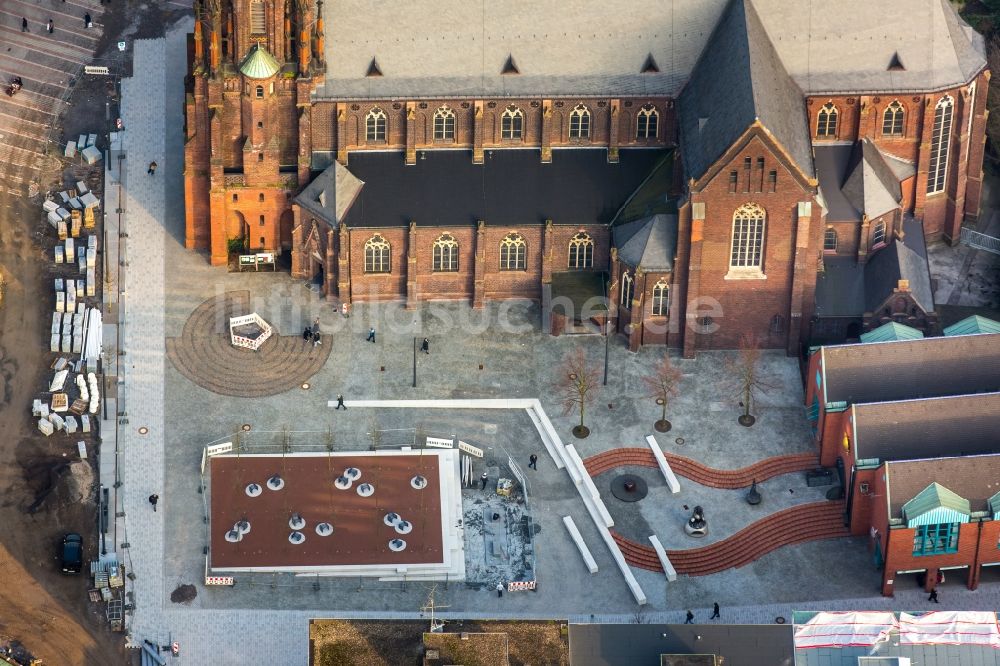 Gelsenkirchen aus der Vogelperspektive: Bauarbeiten vor dem Kirchengebäude der Propsteikirche St.Augustinus an der Ahstraße und am Neumarkt im Stadtzentrum von Gelsenkirchen im Bundesland Nordrhein-Westfalen