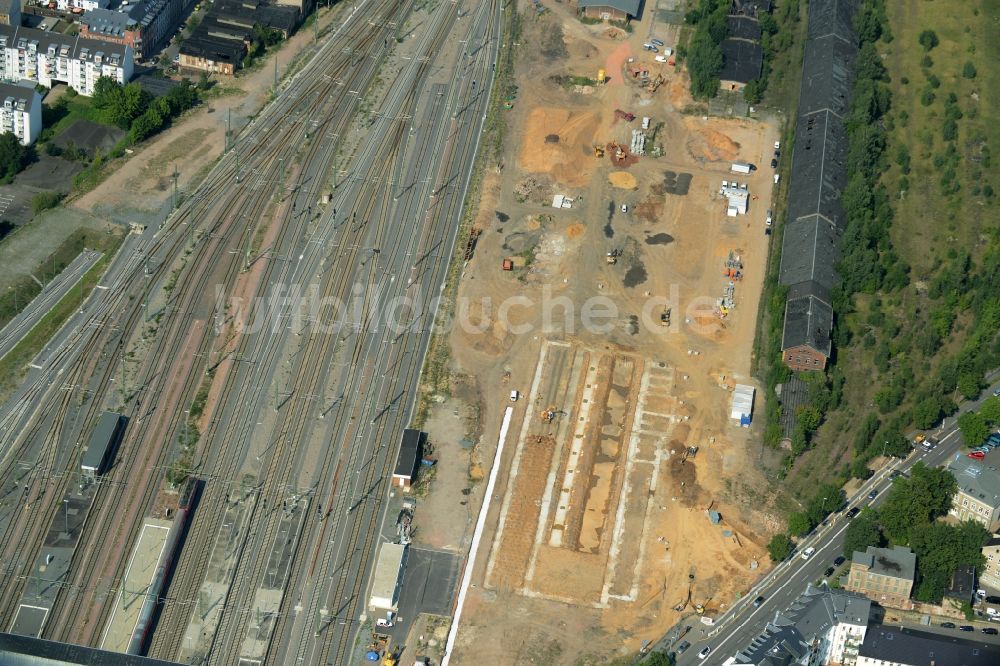 Luftaufnahme Chemnitz - Bauarbeiten neben einem Schienen- Gleis- und Oberleitungsstrang im Streckennetz der Deutschen Bahn am Hauptbahnhof in Chemnitz im Bundesland Sachsen