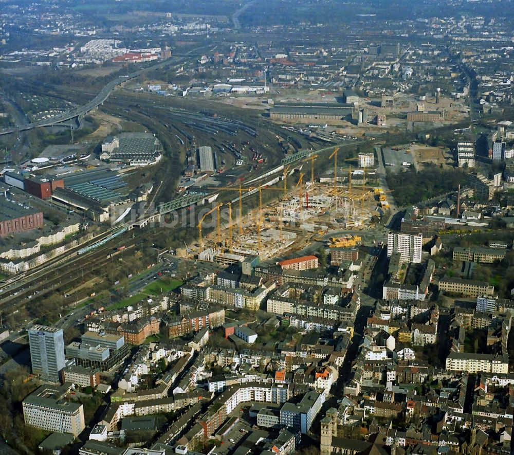 Köln von oben - Bauarbeiten am Neubau des Veranstaltungsort LANXESS arena ( bis 2008 Kölnarena ) und dem Gebäudekomplex des Technischen Rathaus in Köln im Bundesland Nordrhein-Westfalen NRW