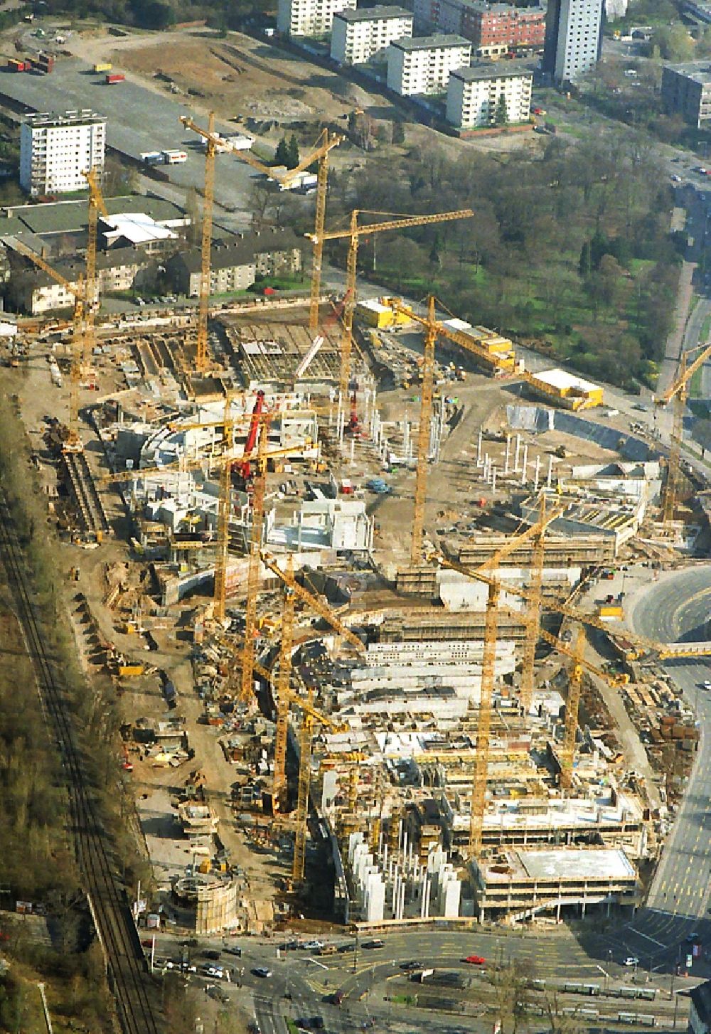 Luftbild Köln - Bauarbeiten am Neubau des Veranstaltungsort LANXESS arena ( bis 2008 Kölnarena ) und dem Gebäudekomplex des Technischen Rathaus in Köln im Bundesland Nordrhein-Westfalen NRW