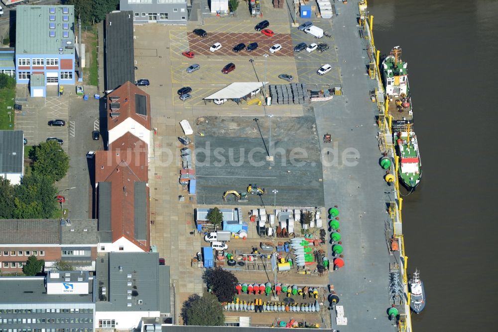 Bremerhaven von oben - Bauarbeiten und Parkplatz am Ufer der Geeste in Bremerhaven im Bundesland Bremen