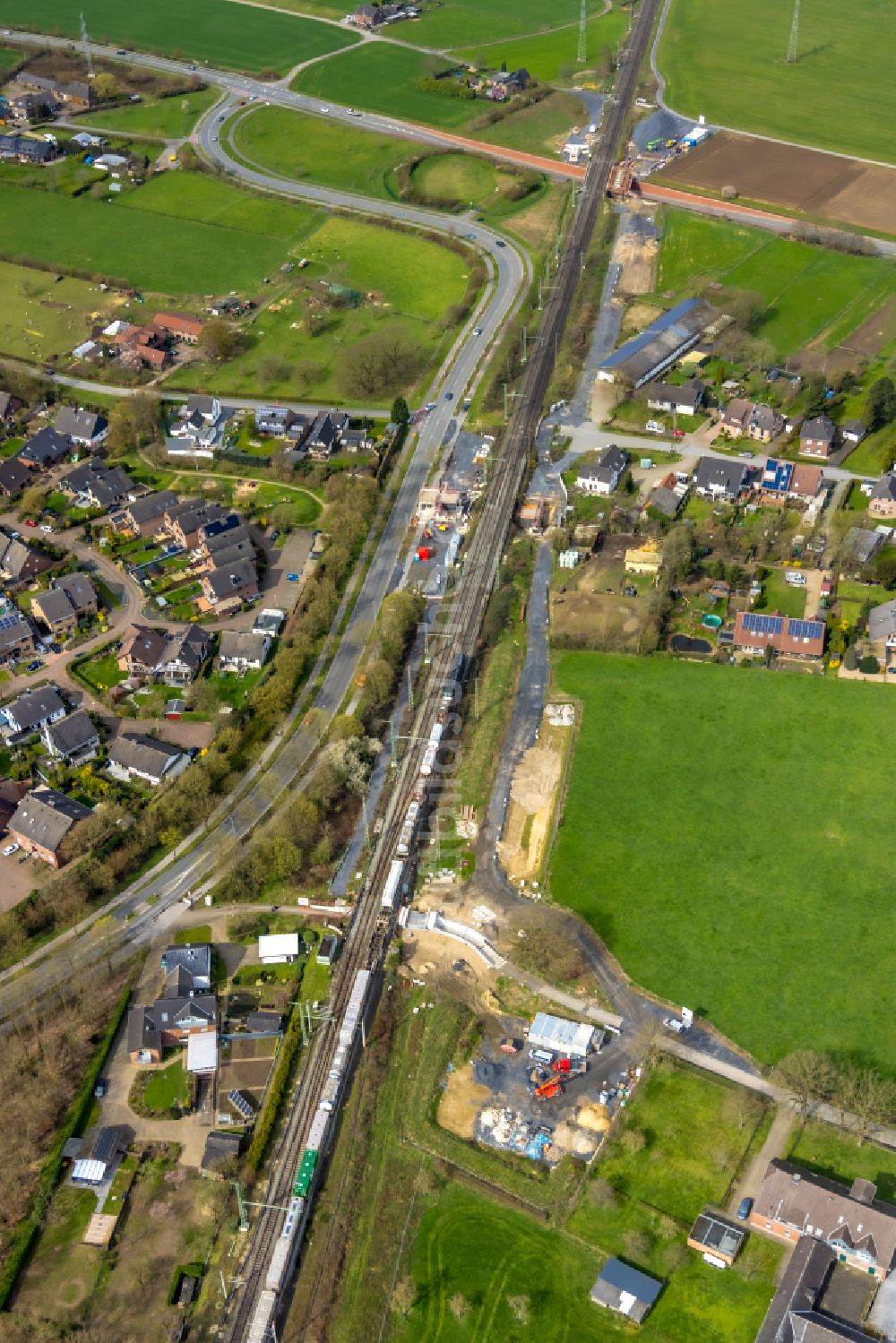 Voerde (Niederrhein) aus der Vogelperspektive: Bauarbeiten Unterführung unter dem Schienen- Gleis im Streckennetz der Deutschen Bahn in Voerde (Niederrhein) im Bundesland Nordrhein-Westfalen, Deutschland